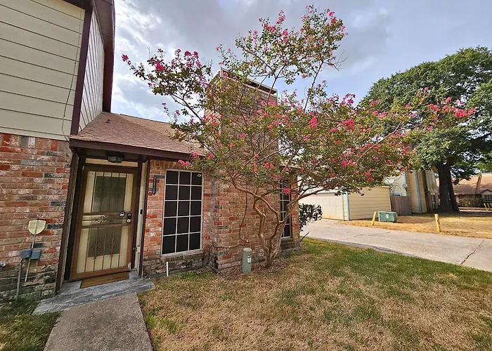 Centrally Located Houston Retreat! Sleeps 8, 10 Min To Downtown, Free Parking